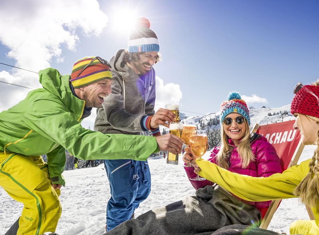 Sonnenterrasse im Dampfkessel direkt neben der Piste