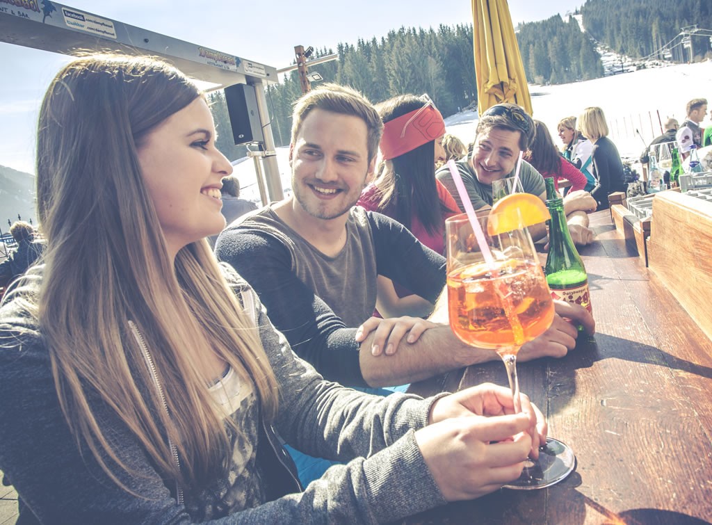 Après Ski Bar mit Freiluft-Schirm