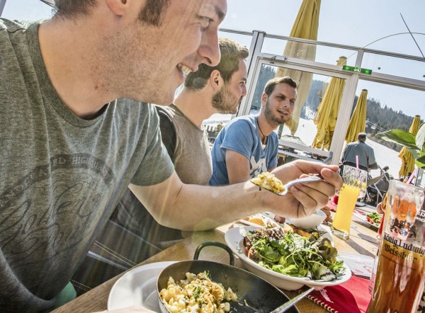Essen im offenen Schirm im Dampfkessel